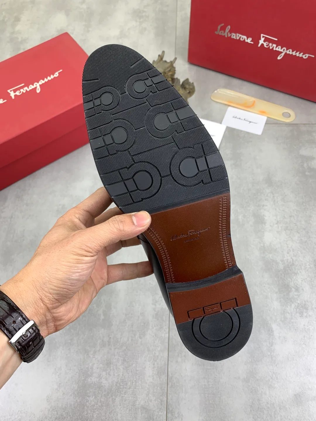 Men's Men's Shoes 💰P480💰[New Style] Water-dyed Niuli 🆘[Salvatore Ferragamo] Ferragamo's latest casual business leather shoes for men! Available at counters simultaneously! The fabric is made of specially imported original calfskin, and the interior is made of imported water-dyed cowhide. It is absolutely luxurious and leads the fashion trend. Matching code: 39-44, black optional